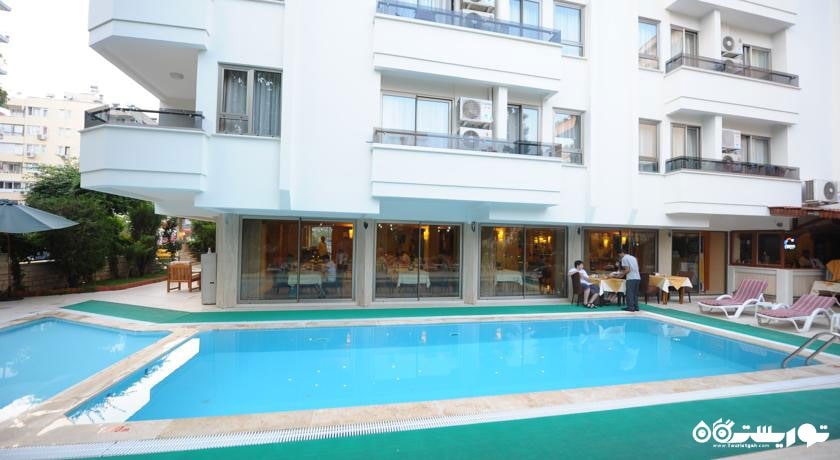 نمای استخر روباز هتل سوئیت لاگونا